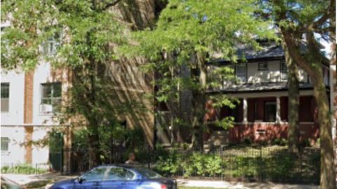 La casa de Rogers Park es la única vivienda unifamiliar en esa cuadra de Sheridan Road, que se compone principalmente de edificios multifamiliares de cuatro pisos. Google Maps