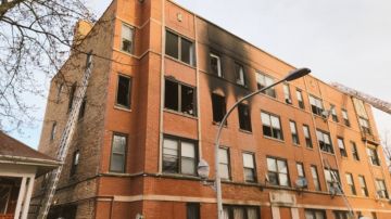 El edificio de apartamentos de South Shore tenía detectores de humo en funcionamiento, por lo que todos salieron sanos y salvos. Foto CPD