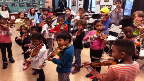 El centro de música, ahora ubicado en el Conservatorio de Garfield Park, espera impactar a alrededor de 5,000 estudiantes este año. Foto extraída de Facebook de Chicago West Community Center