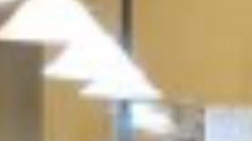 El sospechoso robó dinero de la caja registradora del restaurante antes de huir de lugar.