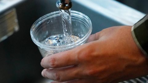 Una vaso de agua de grifo en Estados Unidos.