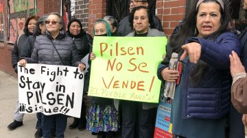 Residentes de Pilsen luchan contra los altos impuestos a la propiedad y el desplazamiento en ese barrio de Chicago. (Antonio Zavala / La Raza)
