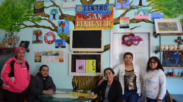 Health promoters gather to talk about their work in the various programs developed by Centro San Bonifacio in the northwest of Chicago. (Belhú Sanabria / La Raza)