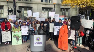 Organizadores comunitarios defensores de los inmigrantes llevaron a cabo una conferencia de prensa y manifestación afuera del Thompson Center, en el centro de Chicago, en apoyo a la política de ciudad santuario. (Cortesía ICIRR)