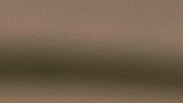 Una mujer realiza una donación de sangre.