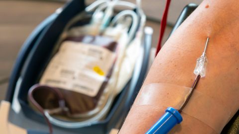 Una mujer realiza una donación de sangre.