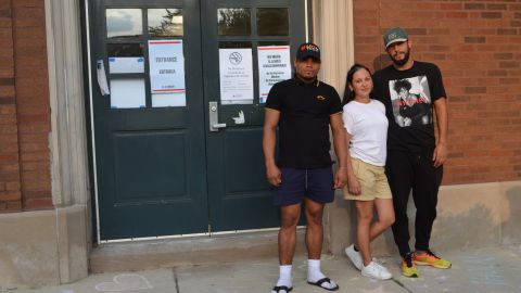 Algunos de los migrantes venezolanos que serán albergados en Broadway Armory Park, en Edgewater. (Belhú Sanabria / La Raza)