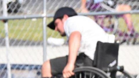 Erick Bonilla, víctima de violencia armada, participa en el equipo de softball en silla de ruedas de Shirley Ryan AbilityLab. (Cortesía Erick Bonilla)