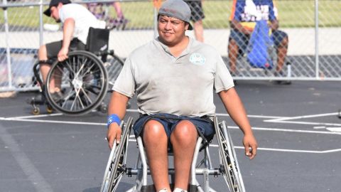 Erick Bonilla, víctima de violencia armada, participa en el equipo de softball en silla de ruedas de Shirley Ryan AbilityLab. (Cortesía Erick Bonilla)