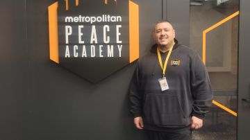 Jesús Salazar en las instalaciones de la Metropolitan Peace Academy en Chicago. (Aileen Ocaña / La Raza)