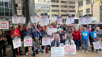 Trabajadores del Hotel Hyatt Centric Chicago Magnificent Mile se manifestaron para exigir mejores salarios y seguro médico asequible y de calidad. (Cortesía UNITE HERE Local 1)