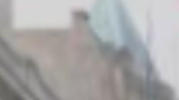 Jóvenes tocan puertas en el área de North Lawndale a menos de una semana de las elecciones primarias de Illinois. Foto captura CBS2 Chicago