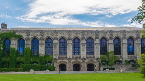 La Biblioteca Deering en el campus de la Universidad Northwestern, en Evanston, IL. (Shutterstock)