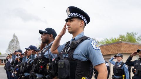 Oficiales de la Policía de Chicago saludan al paso del vehículo con el cuerpo del oficial Luis Huesca. (Chicago Police Department / X)