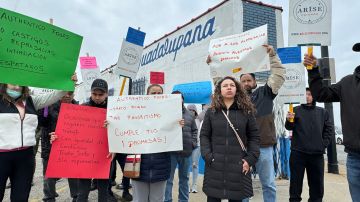 Trabajadores de Authentico Foods se manifestaron el 1 de abril de 2024 frente a las instalaciones de esa empresa en Chicago para exigir que se les reintegre a sus empleos, de los que fueron suspendidos. (Cortesía Arise Chicago)