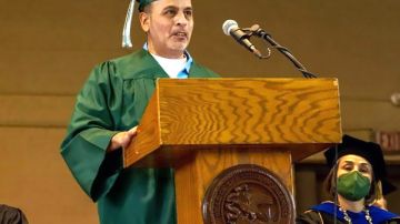 James Soto obtuvo una licenciatura gracias al Programa de la Universidad Northwestern de Educación en Prisión después de ser exonerado. (Cortesía Flor Esquivel)