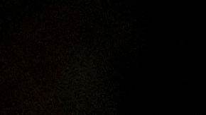 Una maestra interactúa con una pequeña estudiante con necesidades especiales. Programas para estudiantes con discapacidad son de gran importancia en las escuelas.