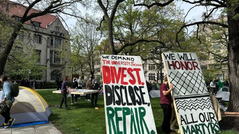 Un campamento en apoyo de Palestina fue instalado por estudiantes en el campus de la Universidad de Chicago, (UChicago United)