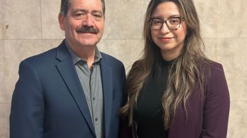 El congresista Jesús 'Chuy' García y Yesenia López, candidata en las elecciones para la Junta Escolar de Chicago. (Cortesía oficina Jesús 'Chuy' García)
