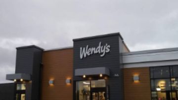 La empleada del restaurante Wendy's recibió un disparo a través de la ventana de un autoservicio en el vecindario West Chatham de Chicago.