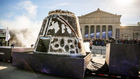 El Museo de Ciencia e Industria de Chicago y una cápsula espacial SpaceX Dragon original que allí se exhibe. (Cortesía Museo de Ciencia e Industria de Chicago)