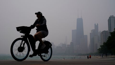 Un día de severa contaminación ambiental en Chicago, en 2023. (AP)