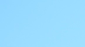 Tráfico en la calle 26 de Chicago, bajo el arco de La Villita. (Belhú Sanabria / La Raza)