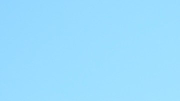 Tráfico en la calle 26 de Chicago, bajo el arco de La Villita. (Belhú Sanabria / La Raza)