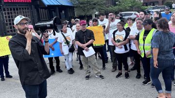 Trabajadores del restaurante Benihana en Lombard, Illinois, y activistas se manifiestan frente a ese local el 24 de mayo de 2024. Alegan que sufren anomalías laborales y abuso verbal. (Cortesía Centro de Trabajadores Casa DuPage)