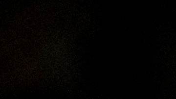 En un salón de clases, personal asiste a estudiantes con necesidades especiales.