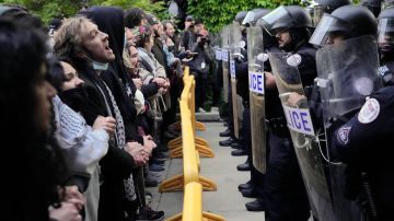 Policías se encaran con estudiantes del campamento pro palestino en la Universidad de Chicago, que luego fue desalojado por las autoridades.