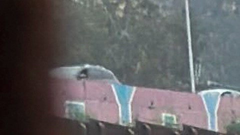 Solicitantes de asilo hacen fila para ser procesados tras cruzar la frontera e ingresar a EEUU.