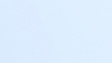 Karen Malave, a la izquierda, inmigrante de Venezuela, y su hija, Avril Brandelli, sonríen cuando Charlotte pasa corriendo junto a ellas mientras se refugian en la comisaría del distrito 16 del Departamento de Policía de Chicago, el lunes 1 de mayo de 2023.