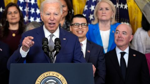 El presidente Joe Biden al anunciar una nueva orden ejecutiva que facilitará la residencia permanente a indocumentados que sean cónyuges de ciudadanos. (AP)