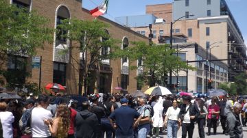 Miles de mexicanos se dieron cita el 2 de julio de 2024 en el Consulado General de México para emitir su voto presencial en las elecciones mexicanas. La enorme cantidad de personas y la desorganización y falta de planeación del Instituto Nacional Electoral en el manejo de la casilla en el Consulado creo malestar entre la gente, que esperó muchas horas. Cientos se quedaron sin poder votar. (Antonio Zavala / La Raza)