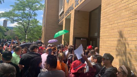 Mexicanos frente al Consulado General de México en Chicago, a donde llegaron para votar en las elecciones mexicanas del 2 de junio de 2024.