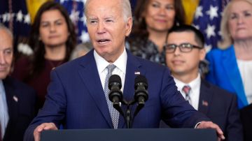 El presidente Joe Biden al anunciar la orden ejecutiva que abre la residencia permanente a medio millón de indocumentados que son cónyuges de ciudadanos.