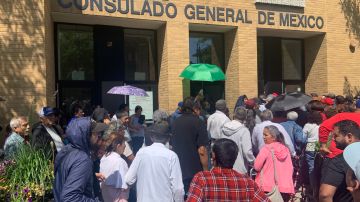 Centenares de personas esperaron horas el 2 de junio de 2024 y al final no pudieron votar en la casilla del INE en el Consulado General de México en Chicago. (La Raza)