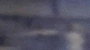 Un indigente se calienta frente a un campamento de personas sin hogar en Chicago.