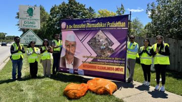 Voluntarios de la organización global sin fines de lucro DSNDP participaron en una campaña de limpieza de autopistas en Illinois. (Cortesía DSNDP)