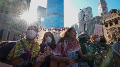 Manifestantes en favor de los derechos reproductivos marchan en Chicago el 18 de agosto de 2024 en el contexto de la Convención Nacional Demócrata.