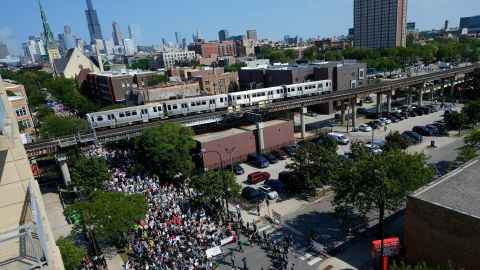 Manifestantes marcharon en Chicago el 19 de agosto en el entorno del Union Park, cerca del United Center, sede de la Convención Nacional Demócrata 2024.