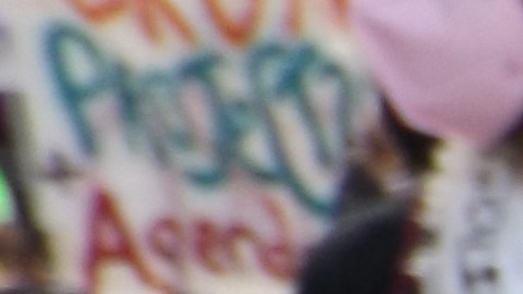 Una marcha en favor de un alto al fuego en Gaza y por los derechos de las mujeres y la comunidad LGBTQ avanzó por la Avenida Michigan el 18 de agosto, un día antes del comienzo de la Convención Nacional Demócrata de 2024. (Antonio Zavala / La Raza)