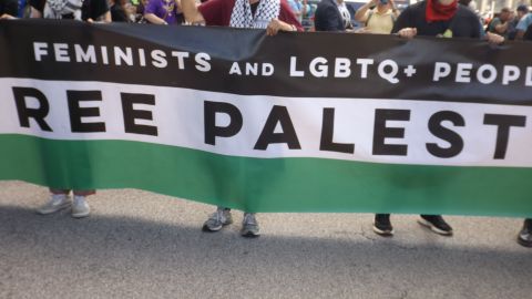 Una marcha en favor de un alto al fuego en Gaza y por los derechos de las mujeres y la comunidad LGBTQ avanzó por la Avenida Michigan el 18 de agosto, un día antes del comienzo de la Convención Nacional Demócrata de 2024. (Antonio Zavala / La Raza)