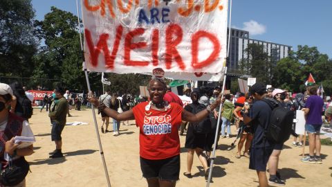 Nadine Seiler se manifestó en el Parque Unión de Chicago con una manta que leía “Trump y JD son raros”, en el contexto de las manifestaciones durante la Convención Nacional Demócrata 2024. (Antonio Zavala / La Raza)