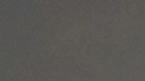 Un vendedor de helados pasa junto a una familia en un día muy caluroso cerca de la playa Montrose, en Chicago.