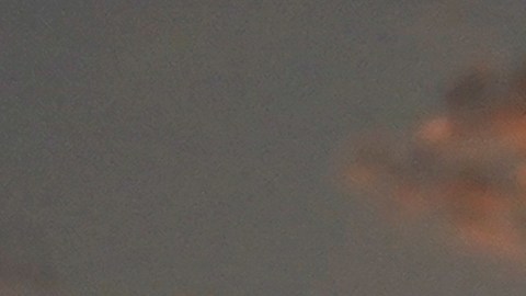 Un vendedor de helados pasa junto a una familia en un día muy caluroso cerca de la playa Montrose, en Chicago.