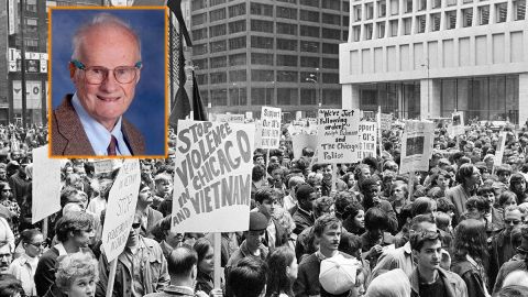 Manifestantes en Chicago dutrante las protestas en el contexto de la Convención Demócrata de 1968. En el recuadro, el pacifista Bradford Lyttle, en una foto reciente. (AP y Cortesía Brandon Lyttle)