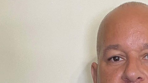 Edwin Ortiz en la actualidad (izq.) y en 1988, cuando fue inculpado de un asesinato que no cometió. (Cortesía Proyecto Exoneración)