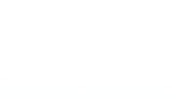 El veteran Peter Smialek saluda frente a un monumento en memoria de la Segunda Guerra Mundial.